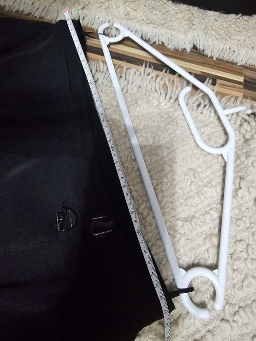 Fusta dreapta cu nasturi pe picior