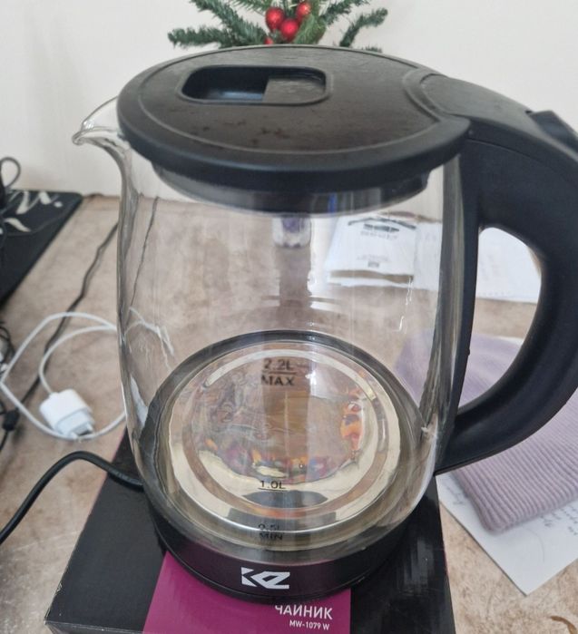 Продаеться электрочайник