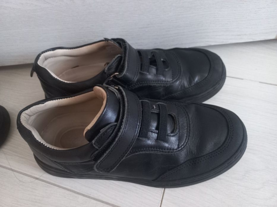 Продаю школьный туфли