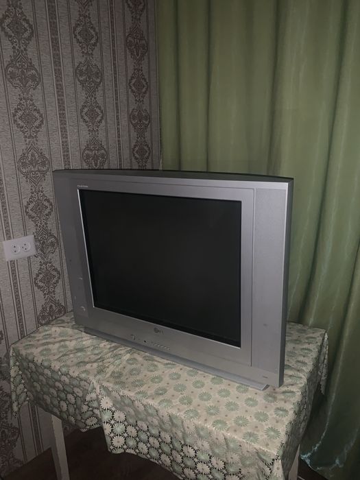 Отдам даром телефизор и тумбу