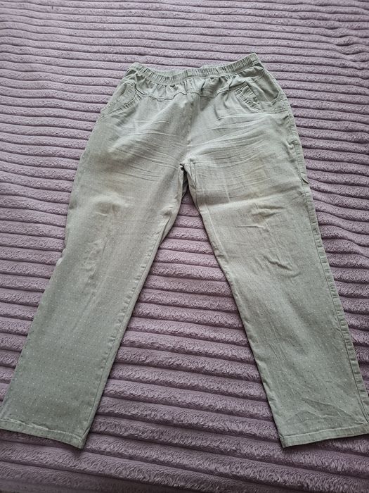 Продам женские костюм и брюки  2 штука  разных вида оба турецкий