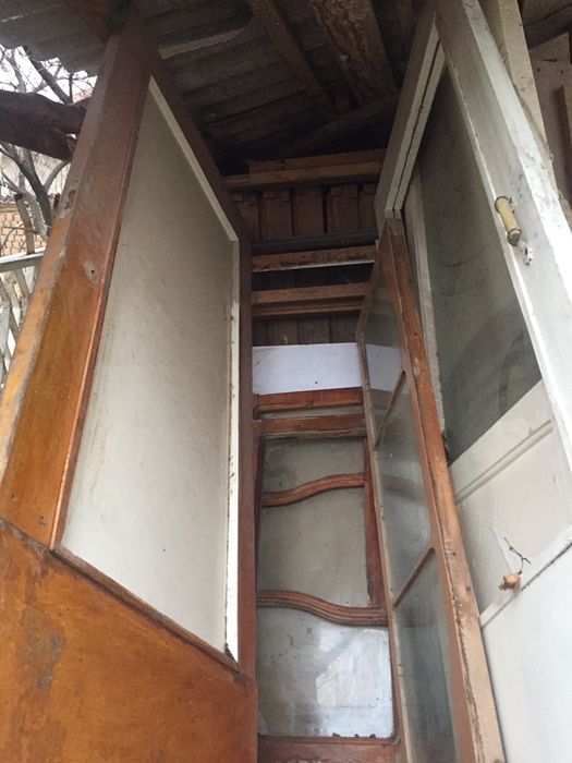 Есік-терезелер ағаш және ДВПдан жасалған