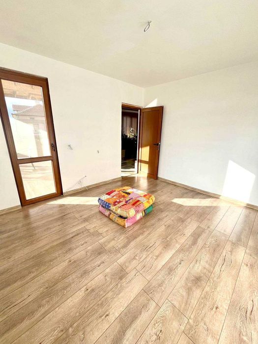 Продава къща в с. Лесново