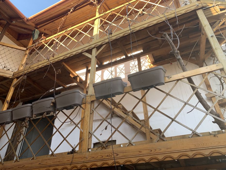 Конструкция Манастира дървени тераси, греди, челни дъски и декор