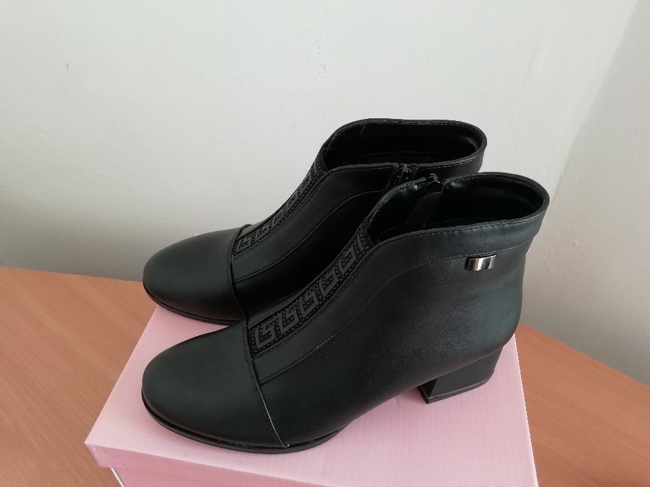 Нови дамски боти номер 36