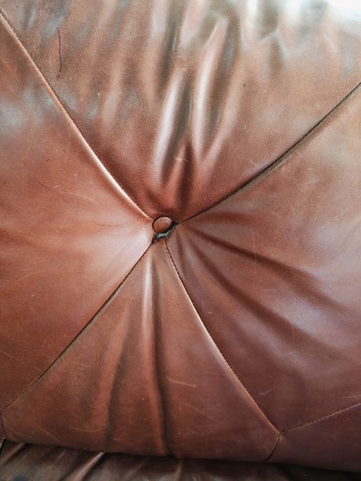 Асиметричен диван от естествена кожа