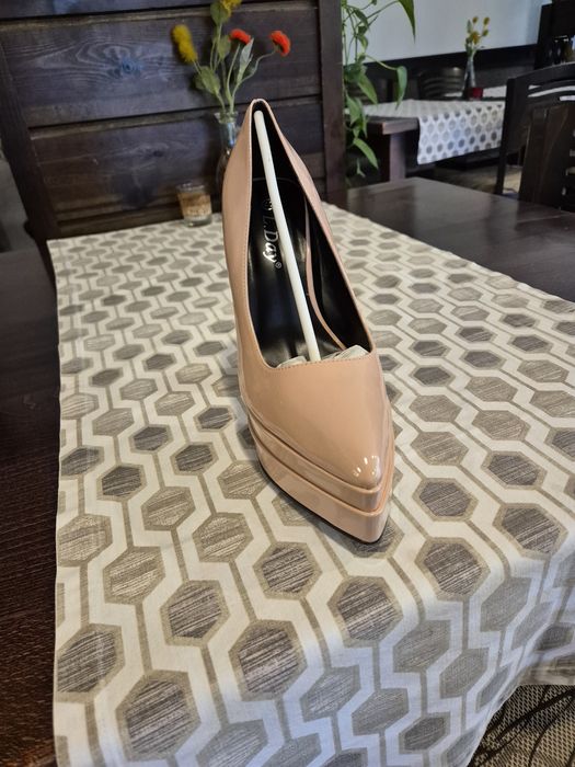 Стилни обувки на ток