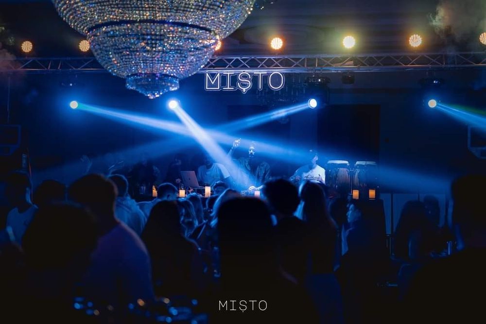 Inchiriez boxe scena lumini schela playere