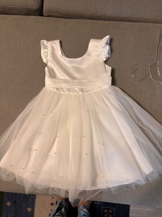 Платье белое на девочку 5-6лет