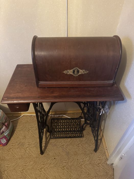 Masina de cusut singer cu tot cu mobilier 115 ani. Stare perfecta