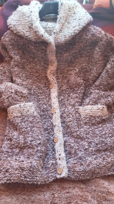 Ефектна ръчно плетена буклена жилетка