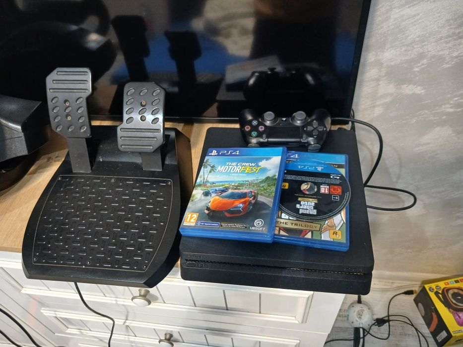 Ps4 със волан и педали във отлично състояние