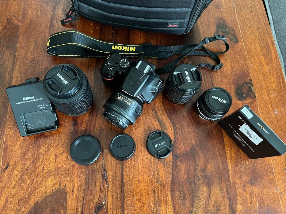 Vând Nikon D3500 Kit Complet ( 4 obiective)