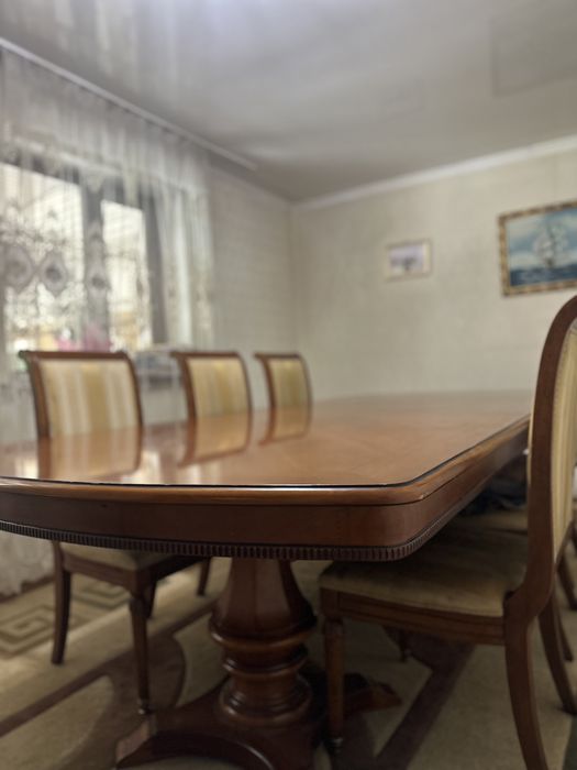 Добротный стол со стульями