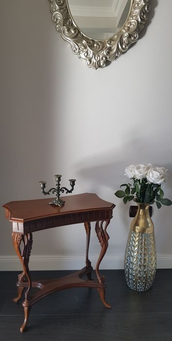 Măsuță veche pentru cafea model deosebit