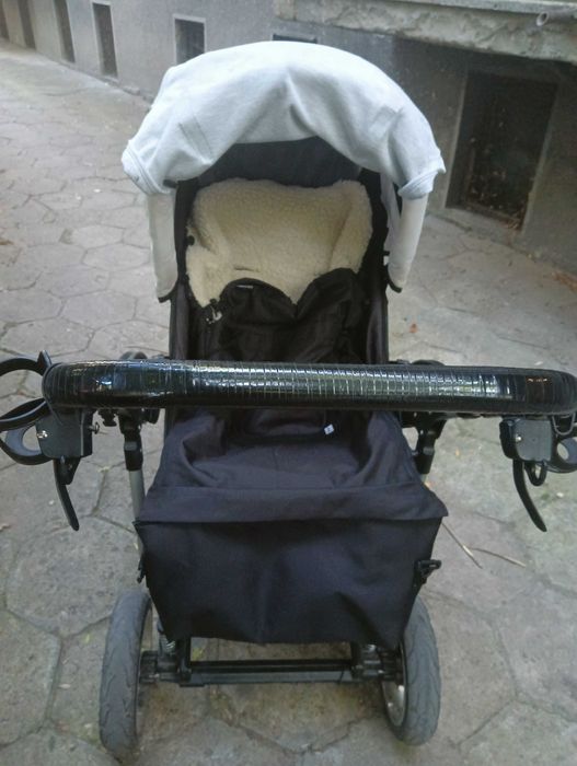 Бебешка количка бяла с черно  с летни подложки, сенник и зимно чувалче