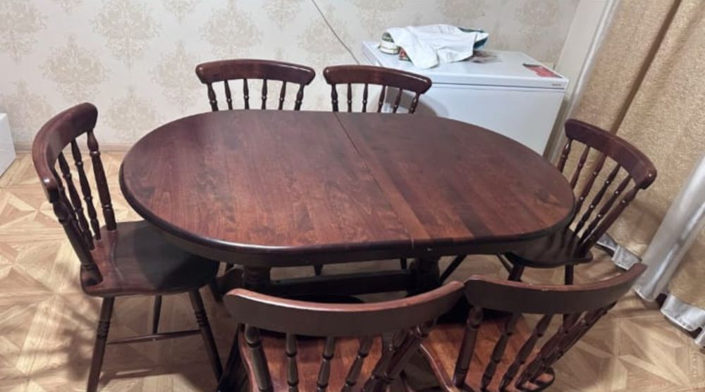 Продам кухонный стол со стульями.