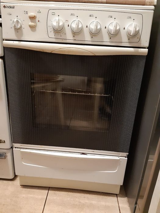 Vând aragaz Indesit