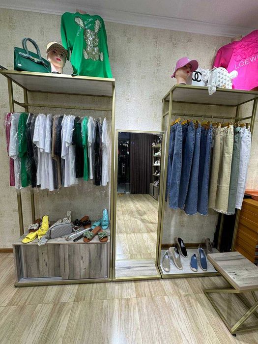 Вешалка, полки, оборудование для магазинов одежды.