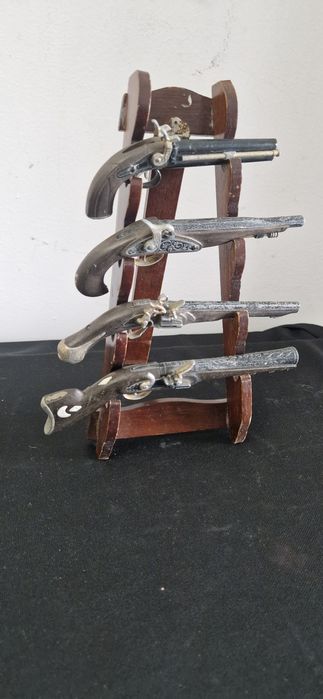 Suport cu 4 pistoale vechi de epoca