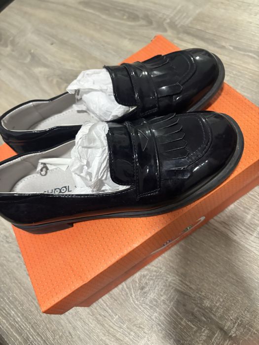 Натуральные кожанные туфли сменки.