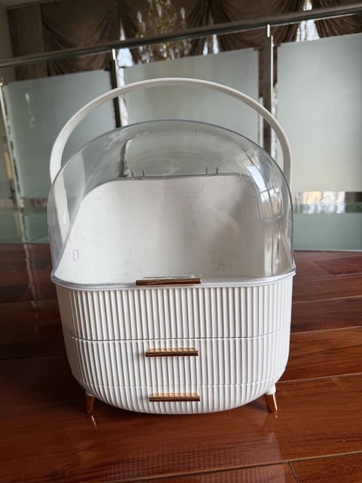 Органайзер для косметики есть два