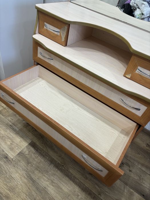 Продам трюмо / комод с зеркалом