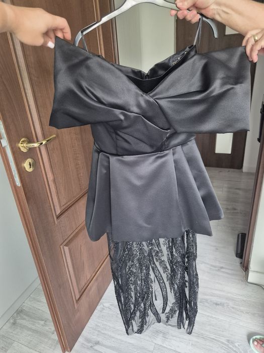 Rochie de nașă  neagră din două piese! Purtată o singură dată preț de câteva ore! Se află în stare absolut impecabilă.