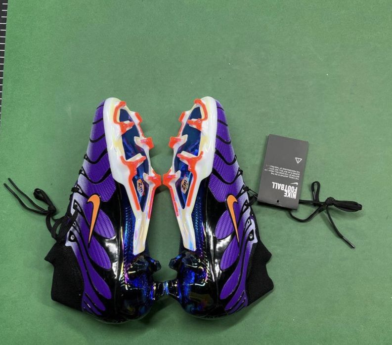 Бутонки Nike.