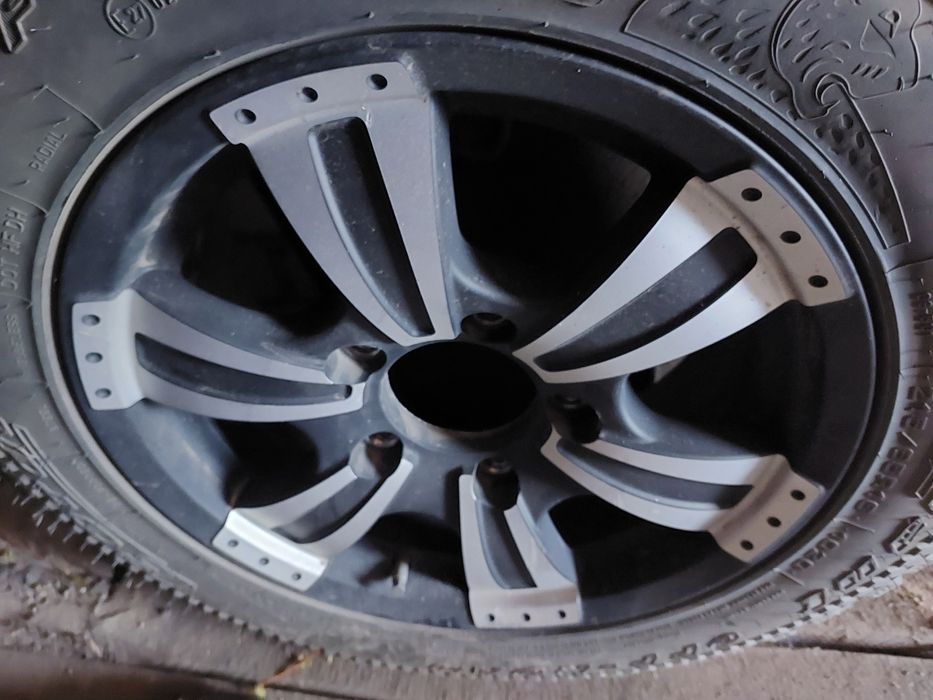 Продам резину с дисками на ниву