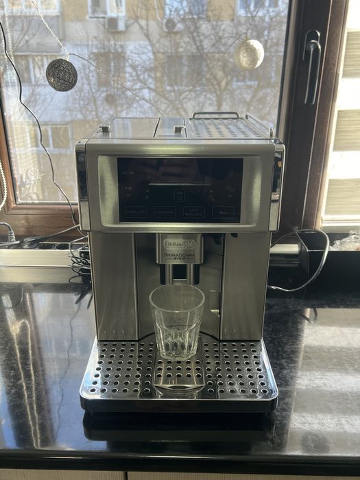 Vând espressor Delonghi  PrimaDonna Avant