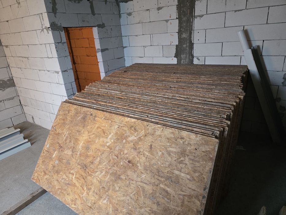 Panou OSB de 18 mm x 2500 mm x 1250 mm și rigle / tacuri de 8 cm / 8 cm / 2.5m