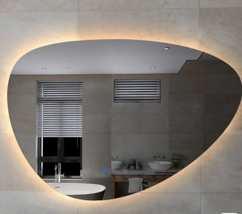 Огледало за баня с чисти линии и скрито LED осветление