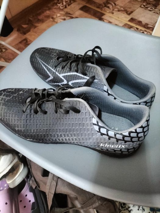 Продам спорт.обувь-43 размер,5.000