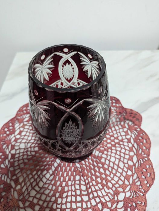 Set cristal rubiniu tăiat – vaza, carafă și 4 pahare – stare excelentă