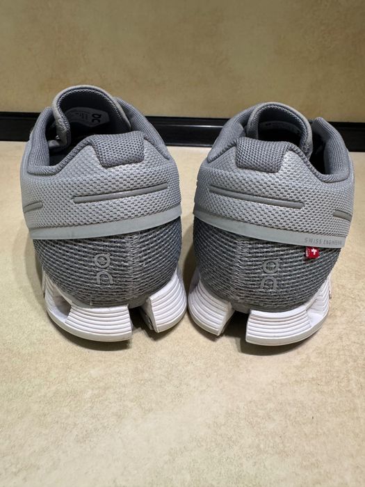 On Cloud 5 running sneakers.