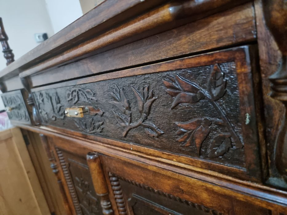 Старинный шкаф ручной работы