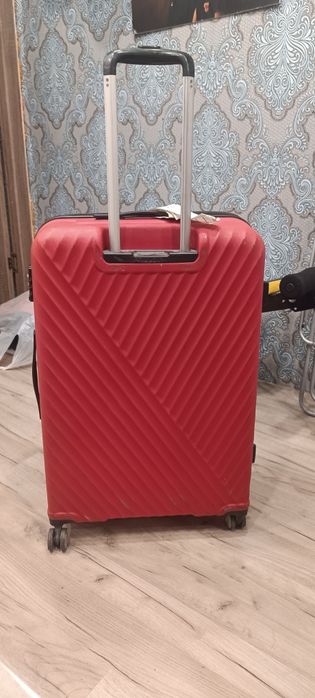 Продам чемоданы большой и маленький