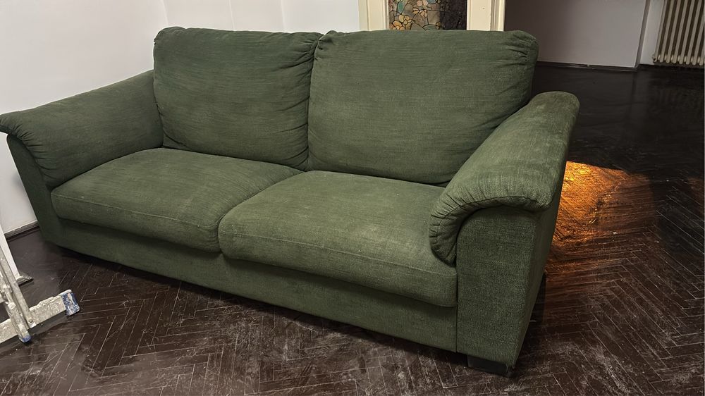 vand canapea de 2 locuri in stare foarte buna