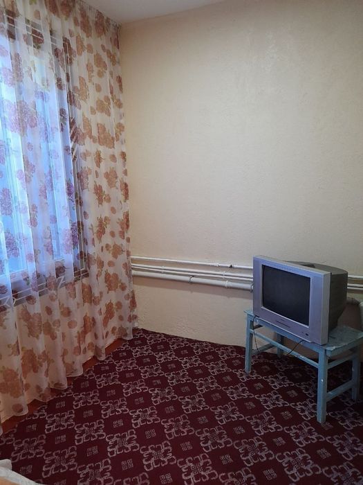 Олмалиқ шаҳар московскийда 1- хонали 4- этаж квартира сотилади