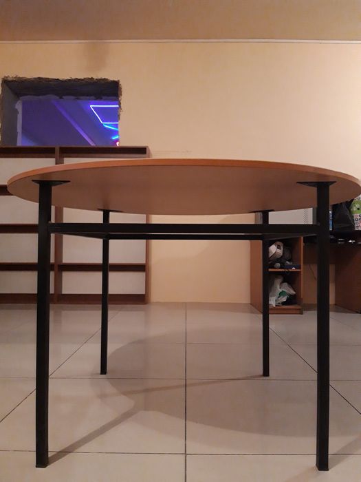 Деревянный круглый стол