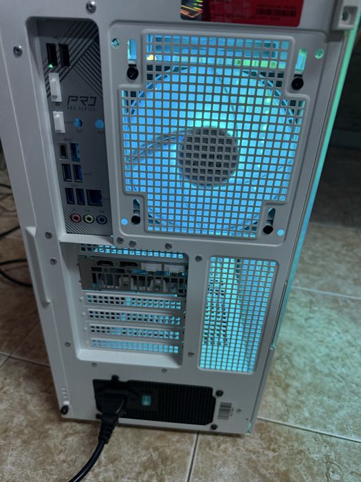 Продавам мощен геймърски компютър + 2× 24″ монитора