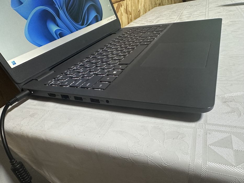 Ноутбук Dell - intel Core i5-11(th)/RAM 8Gb/SSD/intel Iris Xe Graphics