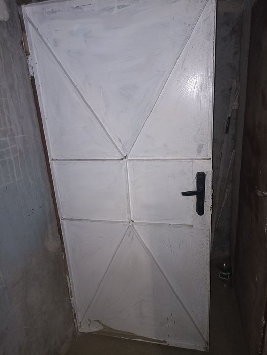 Метална врата с рамка.