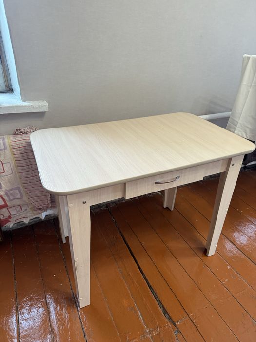 Обеденный стол в хорошем состоянии