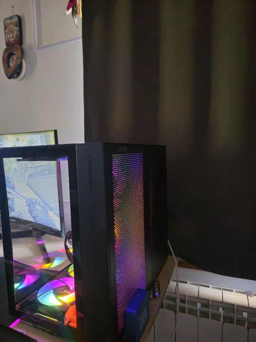 Vand pc gaming complet sau pe piese