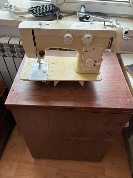 Швейная машинка Чайка