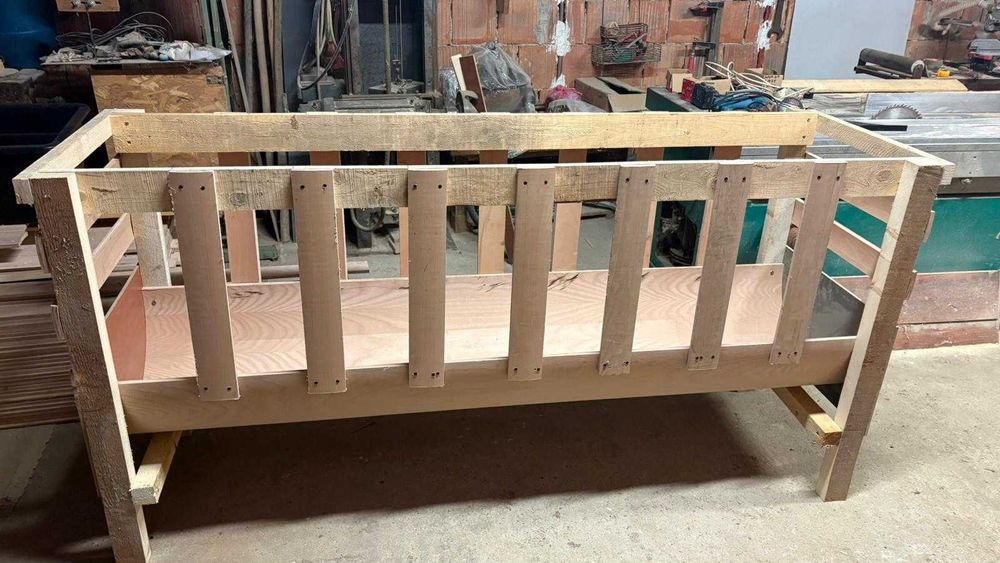 Vand hranitoare pentru oi si capre din lemn de fan