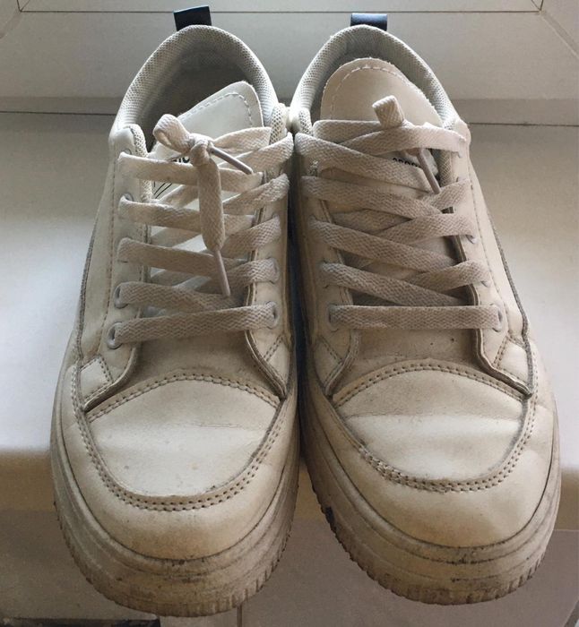 Продаю кроссовки б/у белый за 5000