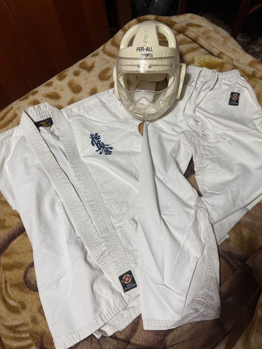 Кимоно и шлем для каратэ